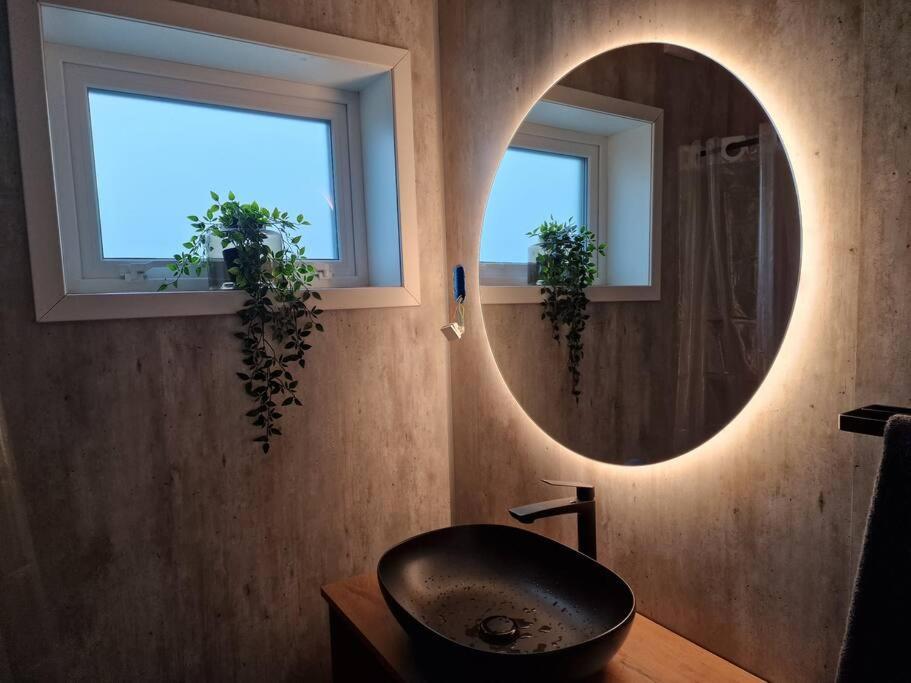 Oyndarfjordur New Flat With Hot Tub - No3 아파트 외부 사진